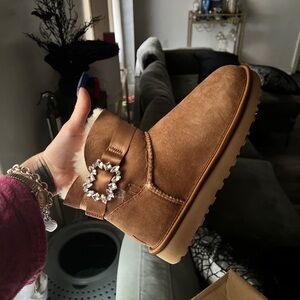 Ugg mini side brooch, size 7, never worn